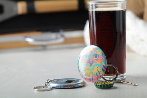 spilla badge, con apribottiglie - immagine 5
